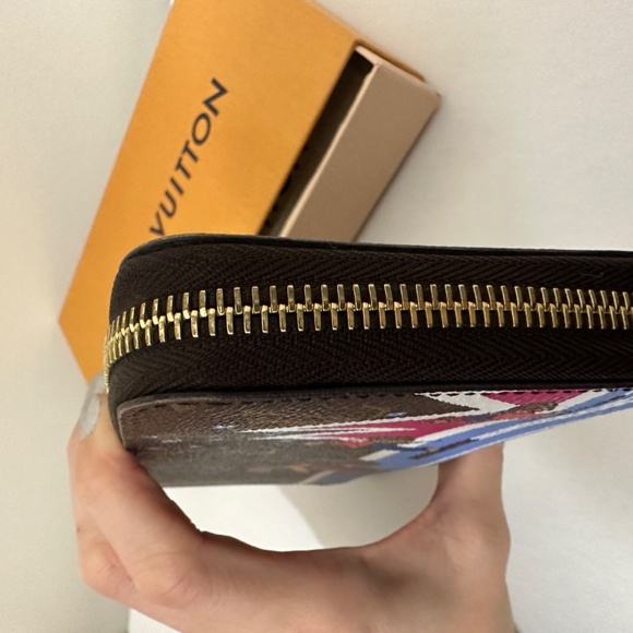 Louis Vuitton Christmas Animation Zippy Bears Skiing - Picture 3 of 9